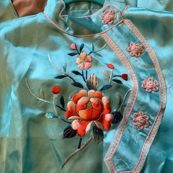 BEAUTIFUL Vintage silky Chinese embroidered pajamas with pink detailing - Picture 4 of 17